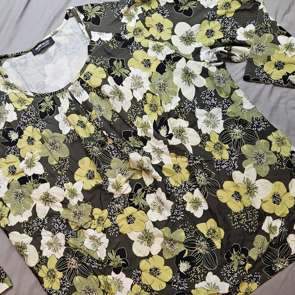 Relaxed Floral Blouse in Green and White - Picture 3 of 8